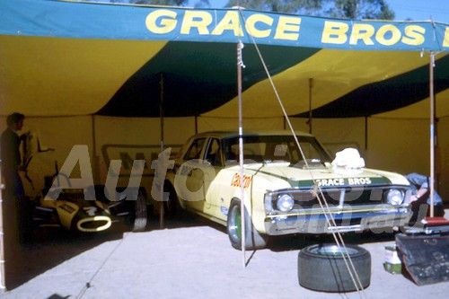 71367 -  Grace Bros Racing Team Ian Geoghegan Falcon & John Leffler Bowin Formula Ford - Amaroo 1970 - Photographer Bob Jess