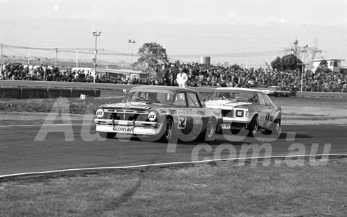 75113 - Ron Harrop, Holden EH & Pete Geoghegan, Monaro - Calder 1975 - Photographer Peter D'Abbs