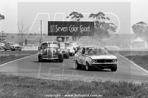 75163 - David Langman, Torana & Ian Chilman, FX Holden - Calder Park Raceway, Keilor, Victoria, 1975 - Photographer Peter D'Abbs