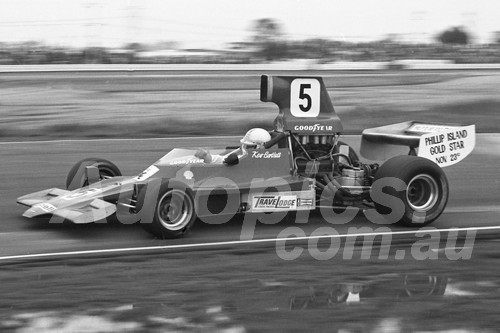 75167 - Kevin Bartlett, Lola T400 - Calder 1975 - Photographer Peter D'Abbs