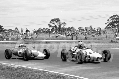 75174 - Greg Vaile, Geneer Mk2 & Harold Roberts, Elfin Vee - Calder 1975 - Photographer Peter D'Abbs