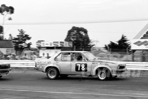 75179 -  Wayne Mitchell, Torana L34  - Calder 1975 - Photographer Peter D'Abbs