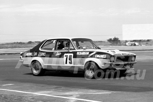 75180 -  Wayne Mahnken, Torana - Calder 1975 - Photographer Peter D'Abbs