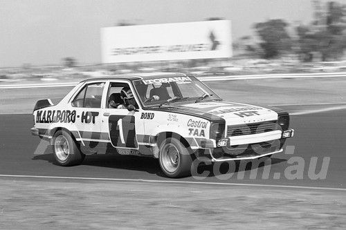 76142 - Colin Bond, Torana L34 - Calder 1976 - Photographer Peter D'Abbs