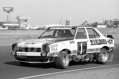 76148 - Colin Bond, Torana L34 - Calder 1976 - Photographer Peter D'Abbs