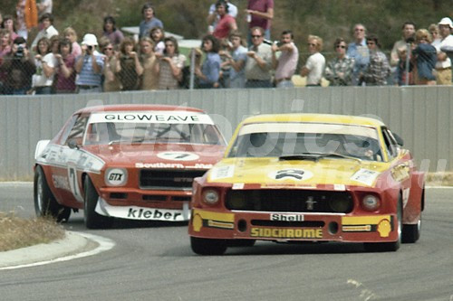 75207 - Jim Richards, Mustang & Bob Jane Monaro - Wanneroo 23rd November 1975 - Photographer Tony Burton