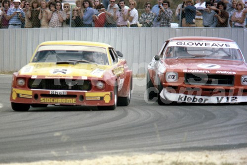 75208 - Jim Richards, Mustang & Bob Jane Monaro - Wanneroo 23rd November 1975 - Photographer Tony Burton