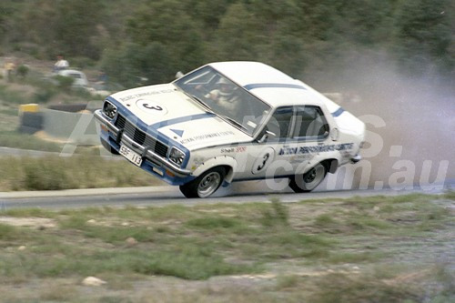 76662 - Bill Nitschke, Torana L34 - Wanneroo 23rd November 1975 - Photographer Tony Burton