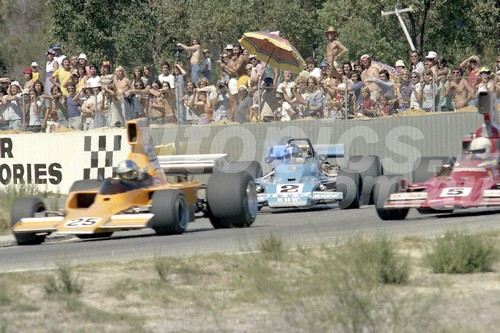 76674 - John Walker, Lola T332-Chev /  Kevin Bartlett, Lola T400-Chev / John Goss, Matich A53-Repco - Wanneroo 21st March 1976 - Photographer Tony Burton