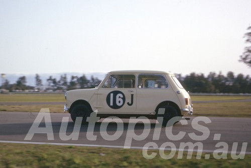 63040 - Bob Williamson, Morris 850 - Warwick Farm 1963 - Photographer Peter Wilson