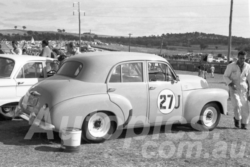 63053 - Des West, Holden - Bathurst Easter 1963 - Paul Manton Collection