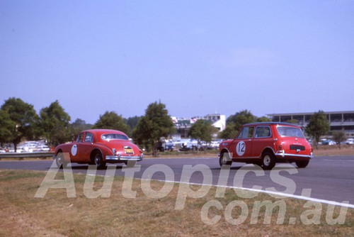 64206 - Bill Burns, Jaguar & Brian Foley, Morris Cooper S - Warwick Farm 1964 - Photographer Peter Wilson