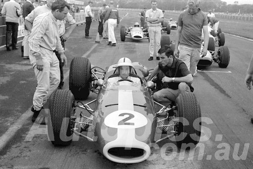 66304 - Spencer Martin, Repco Brabham Climax. With Gerald Martin & Bob Jane- Warwick Farm 1966 - Paul Manton Collection