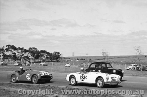 62409 - R. Tresise MGA 1600 / Allan Moffat Triumph TR3A / T. Schenken GTA 30 - Calder 24th February 1963