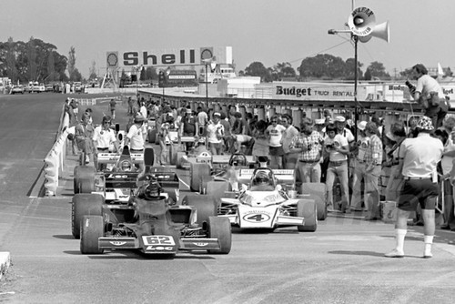 76198 - Bruce Allison, Lola T332 & Jon Davison, Matich A52 - Sandown 15th February 1976 - Photographer Peter D'Abbs