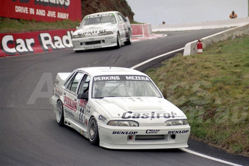 90788  -  LARRY PERKINS / TOMAS  MEZERA, COMMODORE VL - Tooheys 1000 Bathurst 1990 - Photographer Ray Simpson