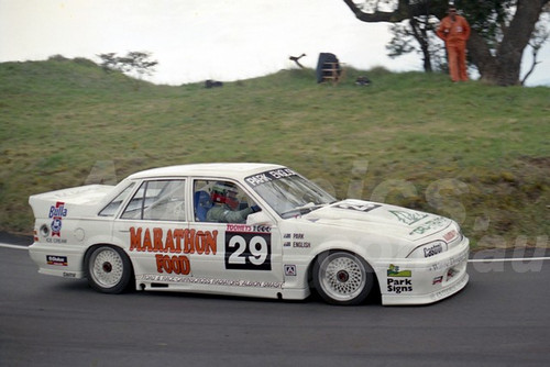 90804  -  WAYNE PARK / JOHN ENGLISH, COMMODORE VL - Tooheys 1000 Bathurst 1990 - Photographer Ray Simpson