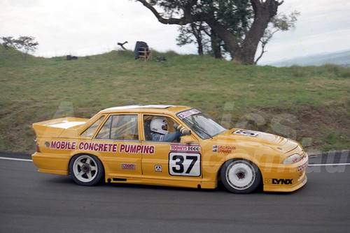 90815  -  BRIAN CALLAGHAN Snr /  BARRY GRAHAM, COMMODORE VL - Tooheys 1000 Bathurst 1990 - Photographer Ray Simpson