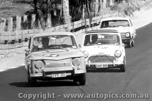 66019 - D. Frazer Renault R8 Gordini / D. Holland Morris Cooper S - Bathurst Easter 1966