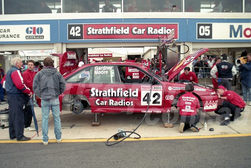 92832 - GRAHAM MOORE / WAYNE GARDNER, COMMODORE VN - 1992 Bathurst Tooheys 1000 - Photographer Lance J Ruting