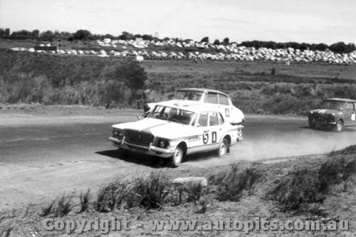 62721 - Croft / Gillespie Chrysler Valian t - Beechey / Cusack Citroen ID19 - Hunnman / Hartnett Morris 850 Sports  - Armstrong 500 - Phillip Island 1962