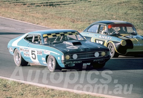 74181 - John Goss Falcon XA & Bryan Thomson Volkswagen V8  - Oran Park 1974 - Photographer Wayne Franks