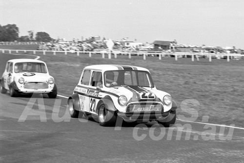 76251 - Neil Mason, Mini - Sandown 11th April 1976 - Photographer Peter D'Abbs