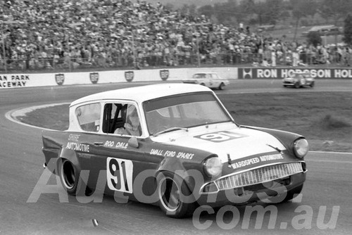 73285 - Rod Dale, Ford Anglia - Oran Park 1973 - Photographer Lance Ruting