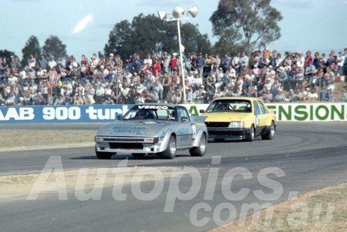 83104 - Les Verco, Mazda RX7  John Morris, Commodore - Wanneroo April 1983 - Photographer Tony Burton