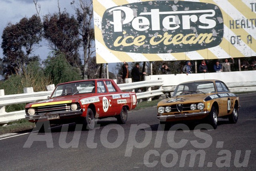 69691 - Bryan Thomson & Graham Ritter Alfa Romeo 1750 GTV & Jack Eiffeltower & David O'Keeffe  Valiant Pacer - Sandown 14th September 1969 - Photographer David Blanch