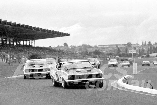 77187 - Allan Moffat & Colin Bond, Falcon XB GT - Sandown - 17th April 1977 - Photographer Peter D'Abbs