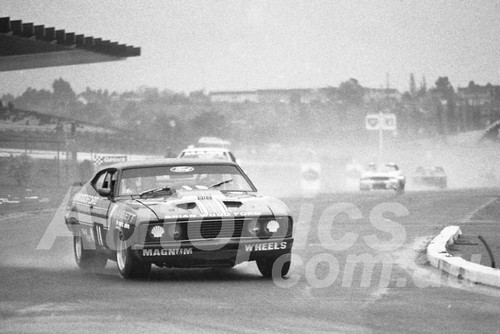 78171 - Murray Carter, Falcon GT - Sandown 2nd July 1978 - Photographer Peter D'Abbs