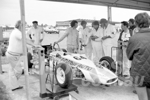 79167 -  Geoff Howat, Bowin Formula Ford, Scrutineering - Sandown 1979 - Photographer Peter D'abbs