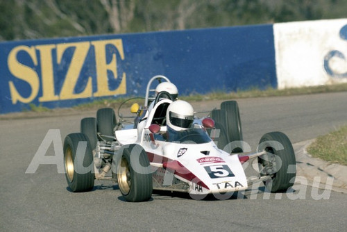 80114 - Stephen Brook, Lola T440 Formula Ford - Oran Park 1980 - Photographer Lance J Ruting