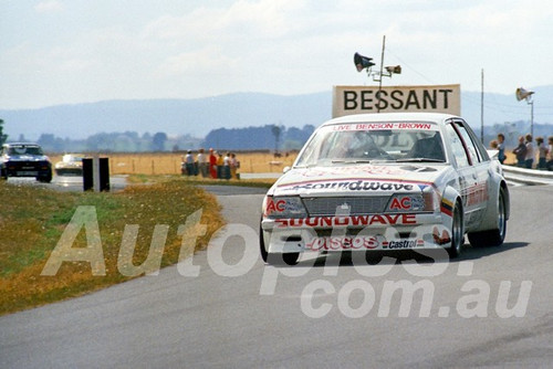 82148 - Clive Benson-Brown Commodore VC - Symmons Plains 7th March 1982  - Photographer  Keith Midgley