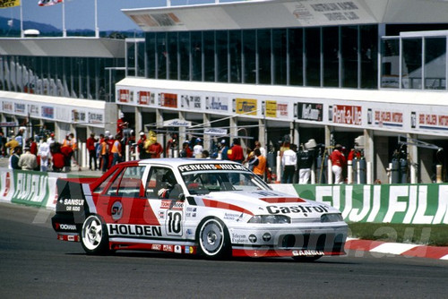 88810 - LARRY PERKINS / DENNY HULME, Commodore VL - Bathurst 1000, 1988 - Photographer Lance J Ruting