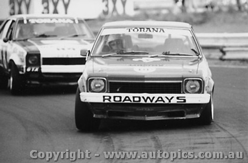 77044 - G. Wigson & C. OBrien - Holden Torana L34  - Calder 1977