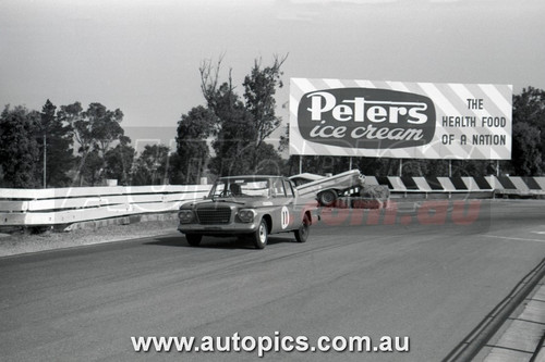 64SA11PD7031 -  Fred Sutherland & Alan Mottram, Sandown 6 Hour International, 29th November, 1964, Studebaker Lark - Photographer - Peter D'Abbs