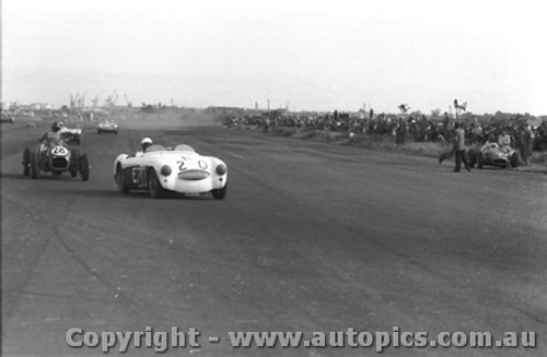 58418 - J. Roxburgh Austin Healey 100S -  Fishermen s Bend 22nd Feb. 1958