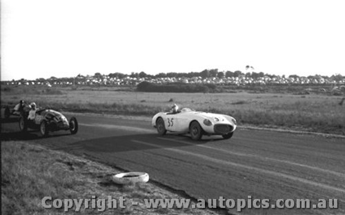 60404 - J. Cleary Austin Healey 100S -  Phillip Island 18th September 1960