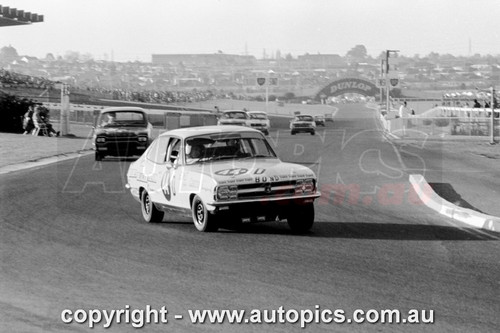71SA09PD7008 - Colin Bond, Sandown Three Hour 250, Sandown, 12th September, 1971, Holden LC Torana GTR XU-1- WINNER - Photographer Peter D'Abbs