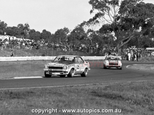75SA09PD7001 - Peter Brock, Sandown 250, Sandown, 14th September, 1975, Holden Torana LH SL/R 5000 L34 - Photographer Peter D'Abbs