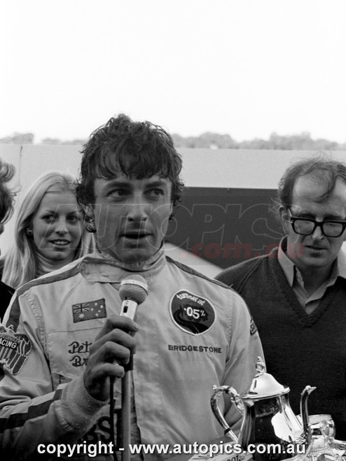 75SA09PD7010 - Peter Brock, Sandown 250, Sandown, 14th September, 1975, Holden Torana LH SL/R 5000 L34 - Photographer Peter D'Abbs