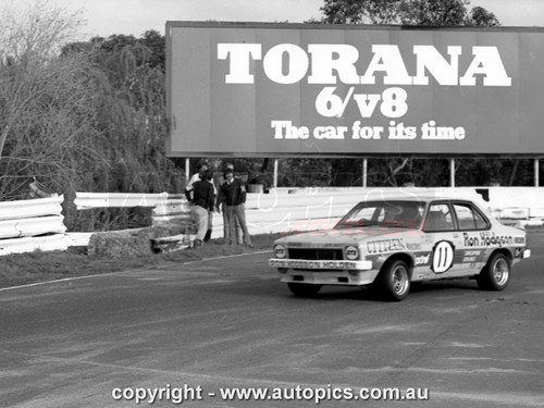 75SA09PD7018 - Bob Morris, Sandown 250, Sandown, 14th September, 1975, Holden Torana LH SL/R 5000 L34 - Photographer Peter D'Abbs