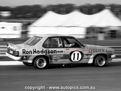 75SA09PD7019 - Bob Morris, Sandown 250, Sandown, 14th September, 1975, Holden Torana LH SL/R 5000 L34 - Photographer Peter D'Abbs
