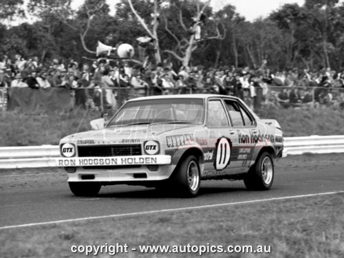75SA09PD7021 - Bob Morris, Sandown 250, Sandown, 14th September, 1975, Holden Torana LH SL/R 5000 L34 - Photographer Peter D'Abbs