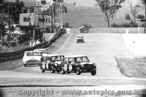 65729 - Hopkirk / Makinen ahead of Foley / Manton Morris Cooper S Bathurst 1965