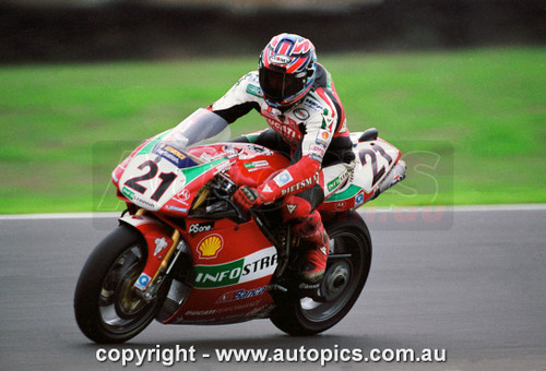 01PI04JM1003 - Troy Bayliss, World Superbikes, Phillip Island Grand Prix Circuit, 22nd of April, 2001, Ducati 996R
