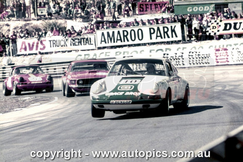 72AM05DT7000 - Bill Brown, Porsche 911 also Allan Moffat, Mustang - Amaroo Park, 1972 - Photographer Dennise Tobin