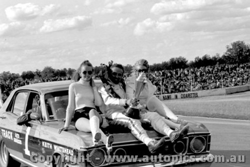 71128 - F. Gibson Ford Falcon GTHO With the Toby Lee Trophy - Oran Park 16/5/1971